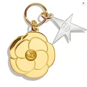 NEW Chanel Camellia Chanel beauty gold tone CC camellia charm!